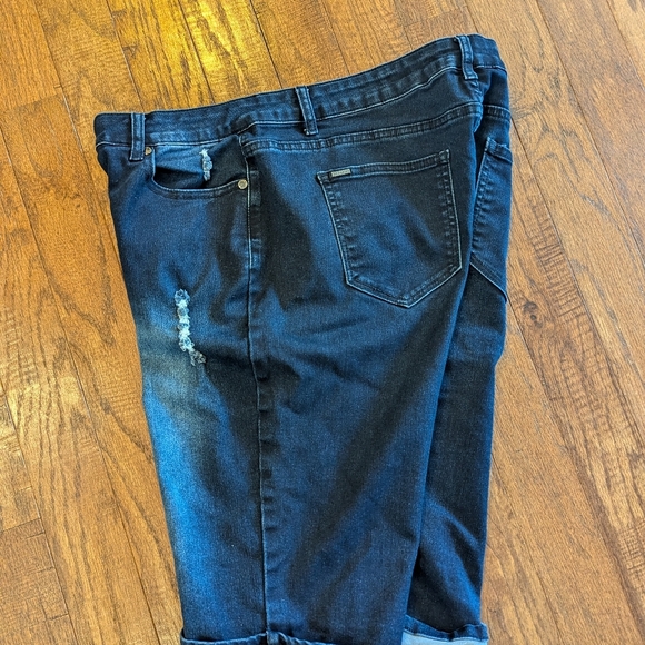 CITY CHIC Plus Size Knee Turn Up high rise denim Short Size 16 - Picture 11 of 14